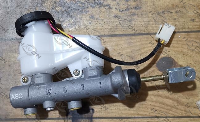 小奥拓带杆，奥拓3线;SUZUKI: 51100-84310;Brake Master Cylinder